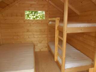 Кемпинги Turul Guesthouse and Camping Remetea Бунгало с 1 спальней и общей ванной комнатой-4